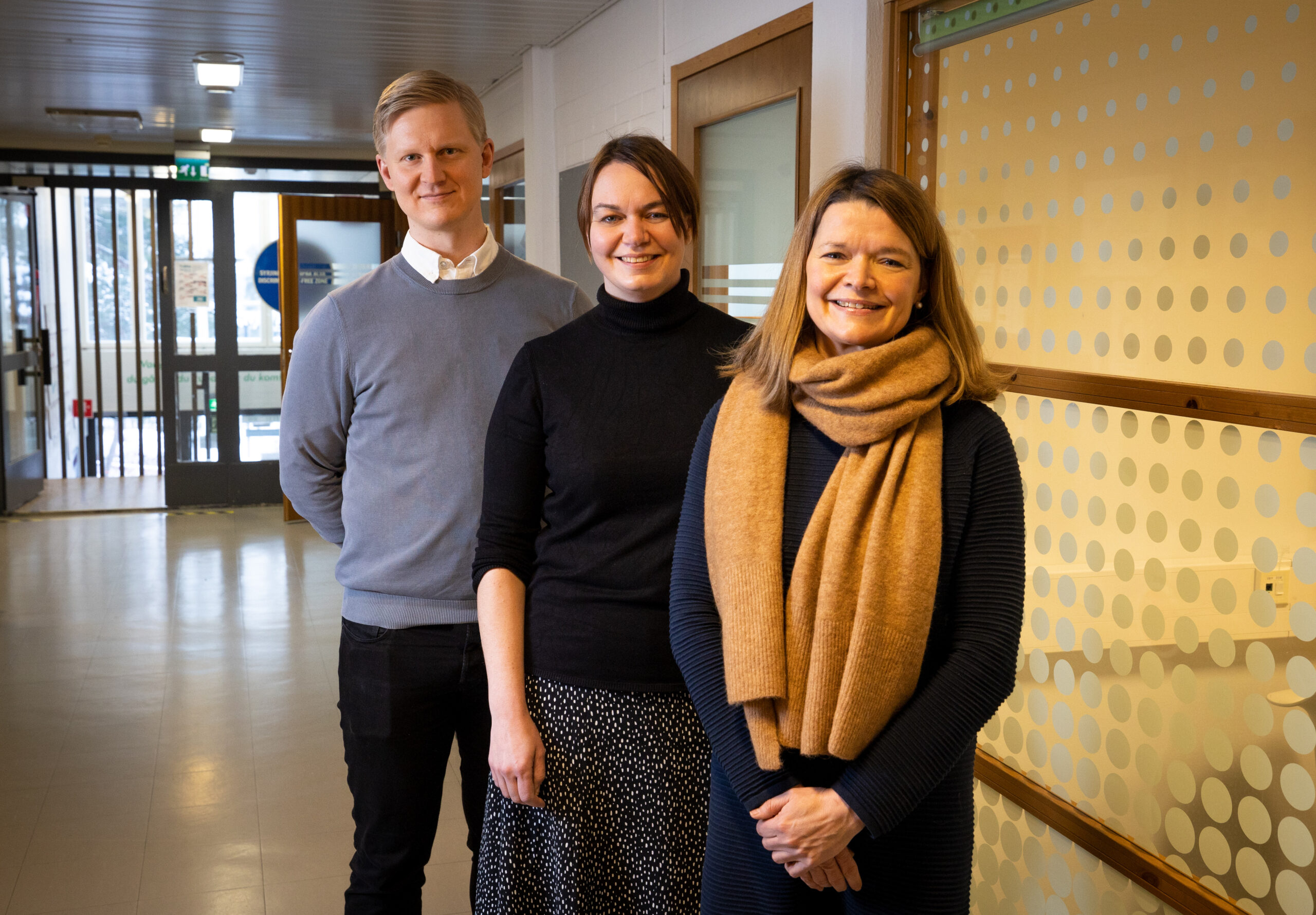 Handeldningsteamet i skolkorridoren: Patrick, Antonia och Boel